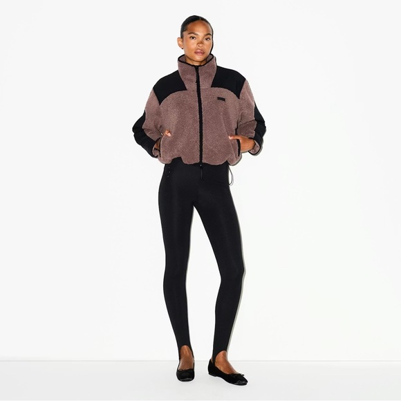 New Skims Teddy boxy zip up jacket in umber - Picture 3 of 10